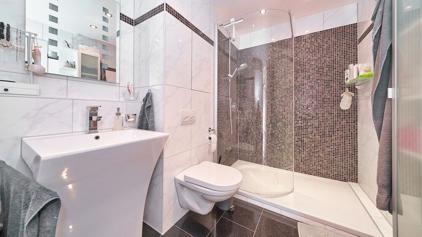 Elegante Verglasung & Mosaik-Details