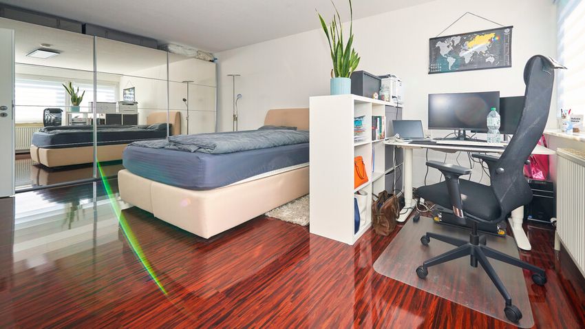 Großzügiger Schlafbereich mit Büro-Ecke