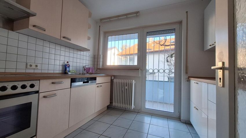 Einladende Küche mit kurzem Weg auf den Balkon