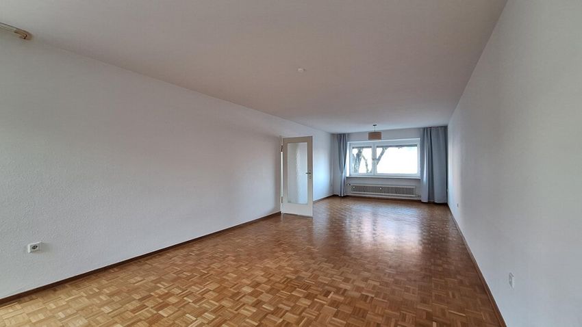 Großzügiger Wohn-Essbereich mit edlem Echtholzparkett.