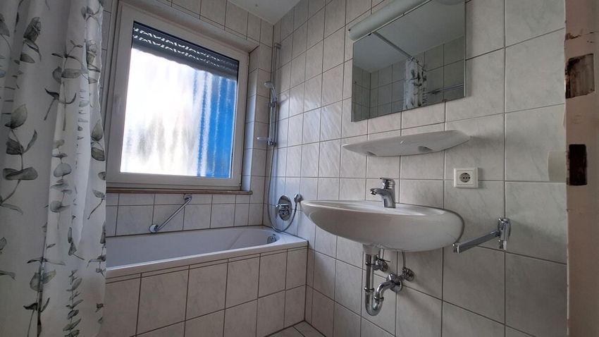 Kompaktes Badezimmer mit einladender Badewanne