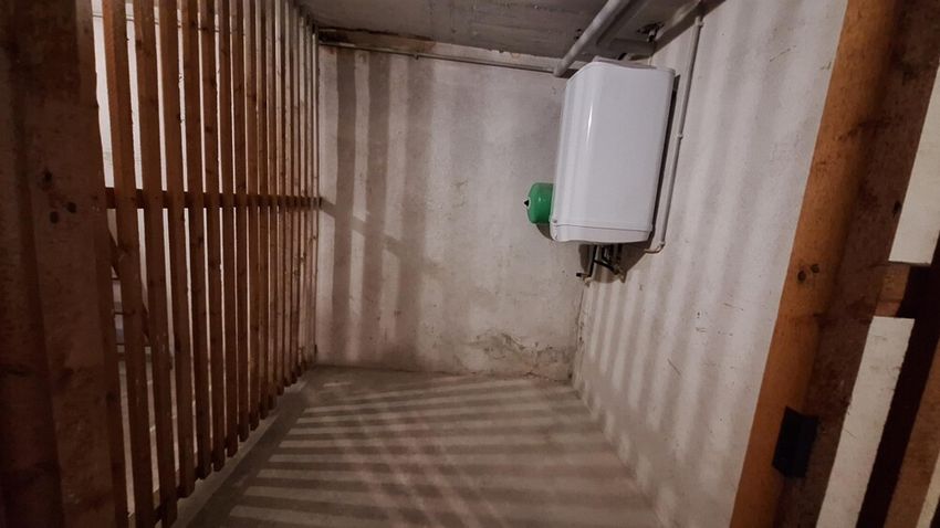 Gepflegter Kellerbereich mit ausreichend Platz.