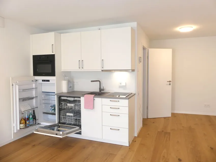 Schicke Einbauküche mit neuen technischen Geräten