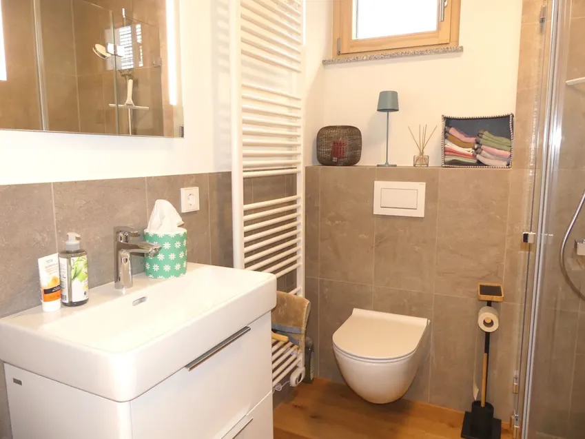 Teilmöbiliertes Badezimmer