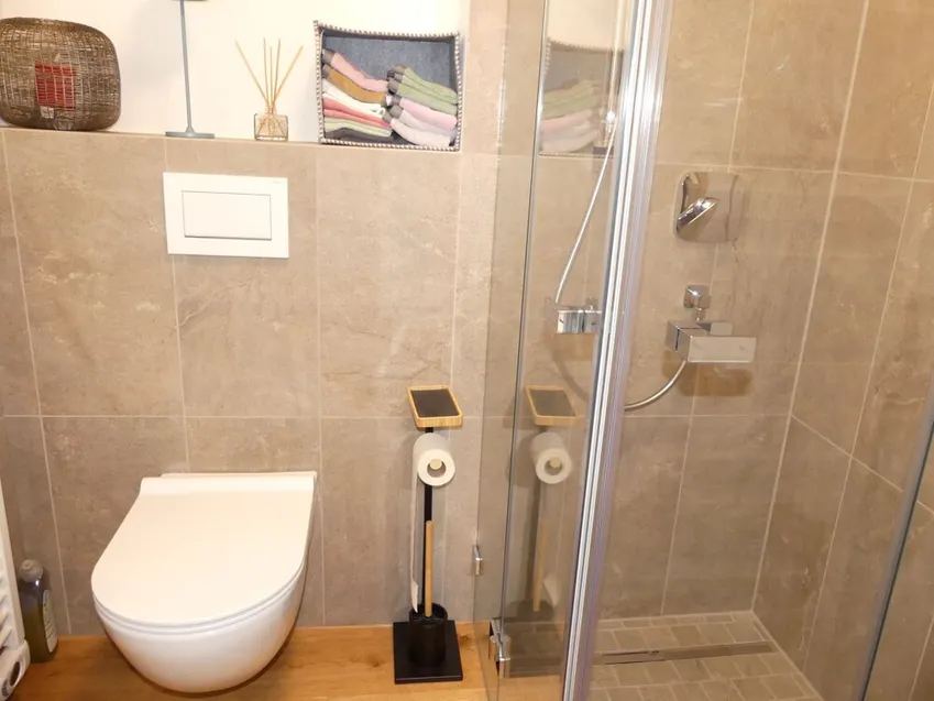 Teilmöbiliertes Badezimmer