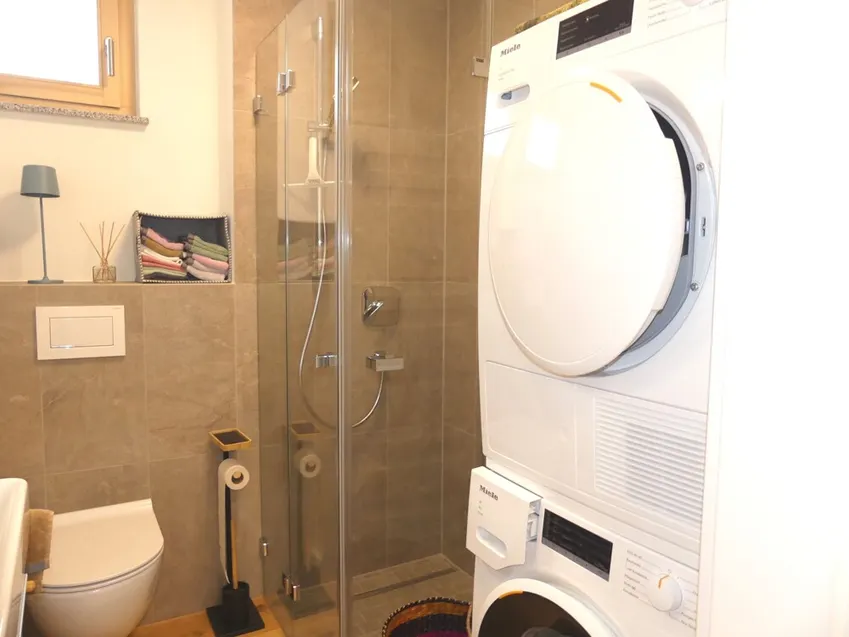 Teilmöbiliertes Badezimmer