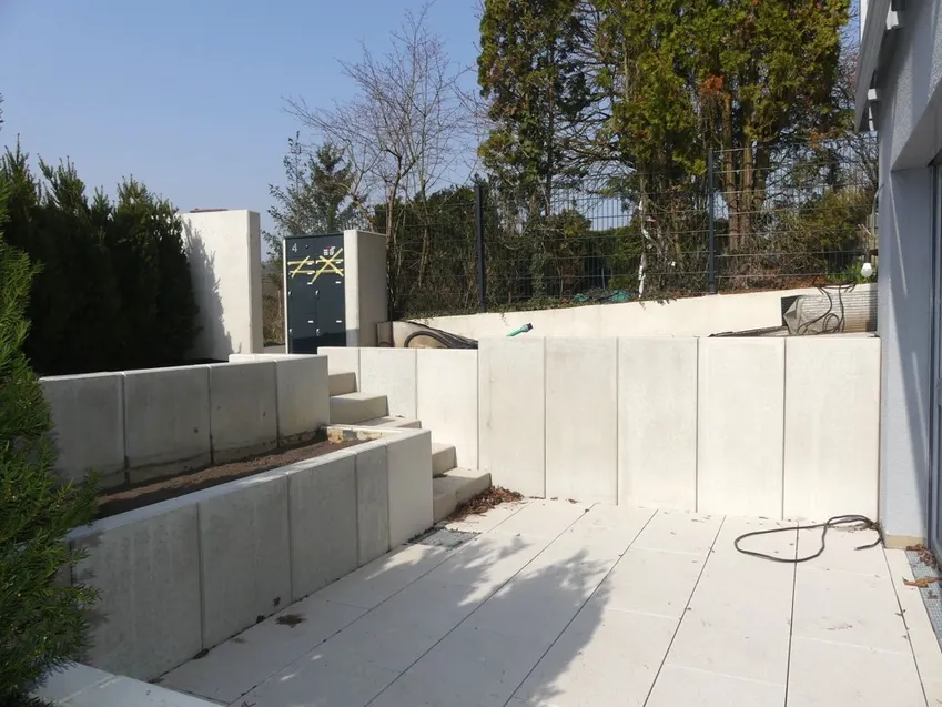 Sonnige, blickgeschütze Terrasse