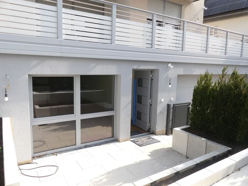 Sonnige, blickgeschütze Terrasse