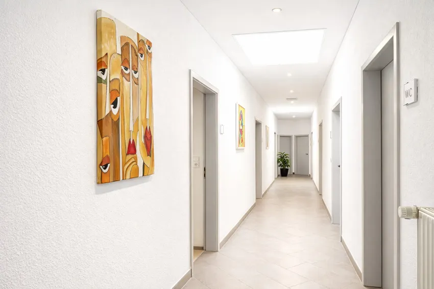 Moderne Flur mit abstrakter Kunst 7