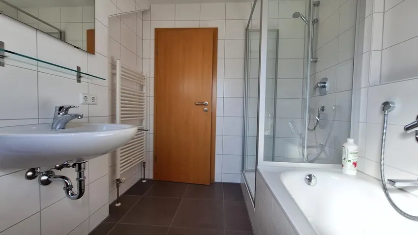 Wellness-Oase mit Tageslicht - entspannen in der Wanne oder Erfrischen unter der Dusche