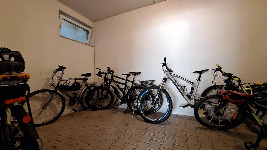 sicheres Abstellen - aufgeräumter Fahrradraum direkt im Objekt