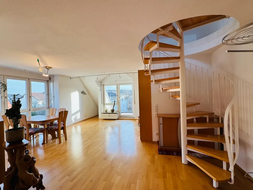 Wohn- Essbereich mit Zugang zum DG