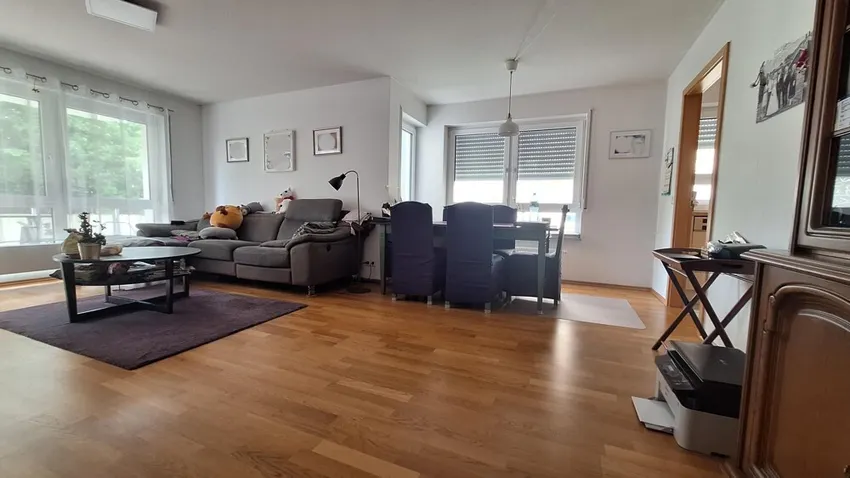 Bodentiefe Fenster und edles Holz für ein exklusives Wohngefühl