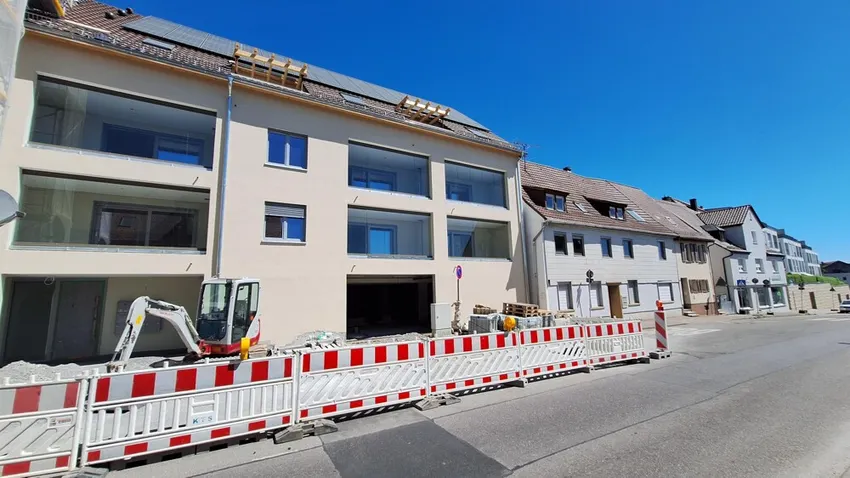 Moderne Außenansicht mit markanten Glas-Elementen.
