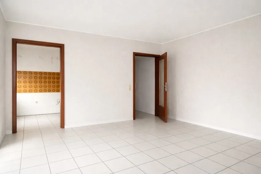 Wohn- Esszimmer mit Blick zur Küche und zum Flur