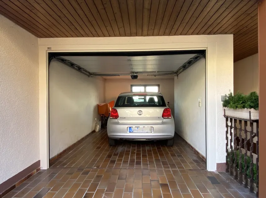 Garage mit elektr. Tor