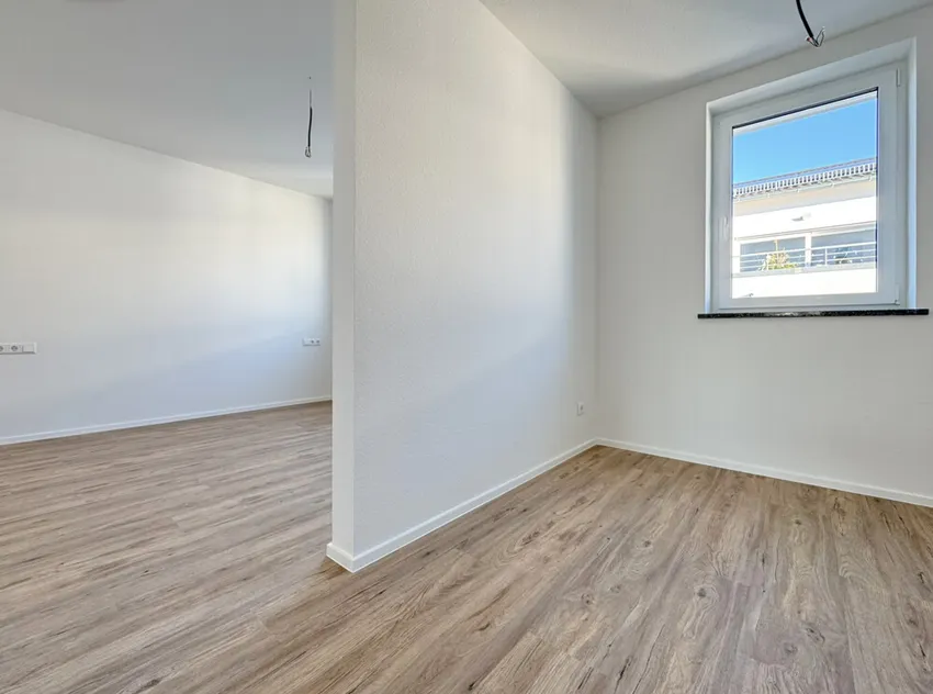 Schlafzimmer mit Ankleide und Homeofficebereich