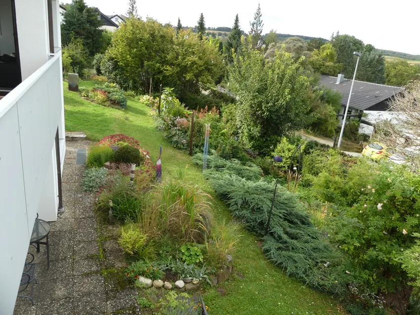 Blick vom Balkon in den Garten