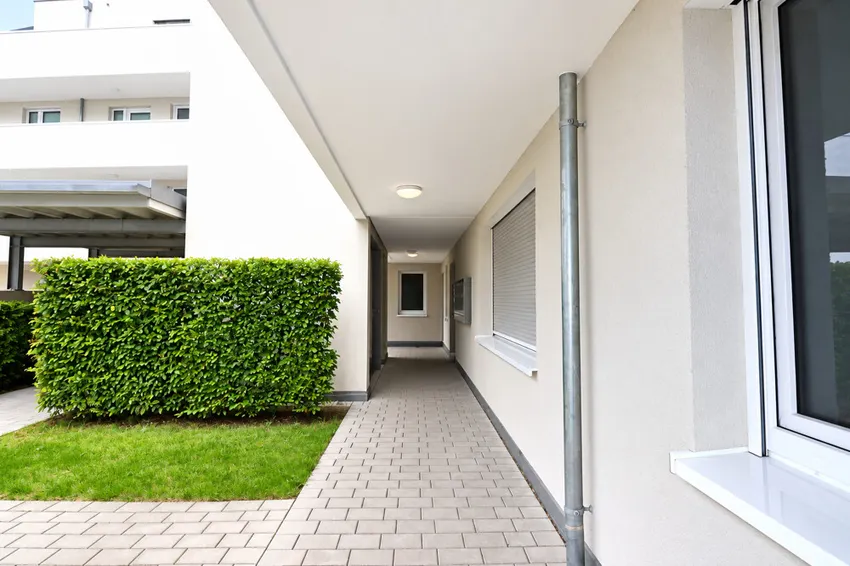 Weg zum Aufzug