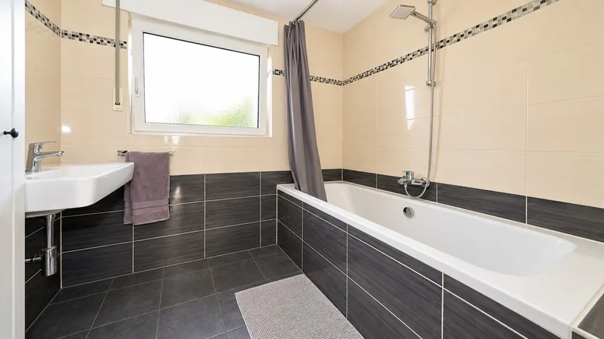 Badezimmer mit KI aufgeräumt