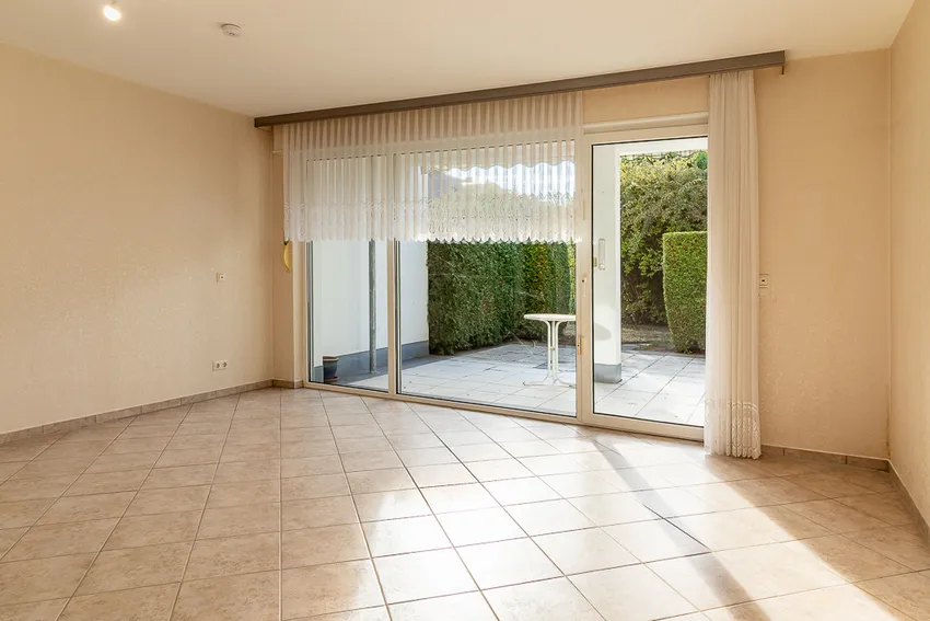 Wohnzimmer mit Blick zur Terrasse