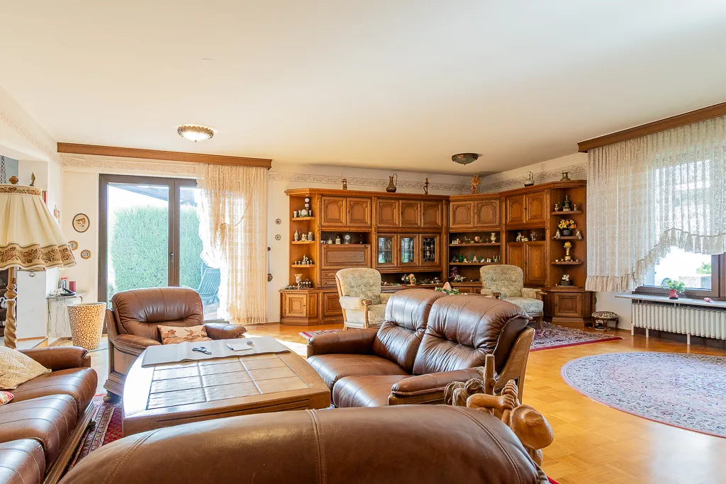 Wohnzimmer mit Zugang zur Terrasse