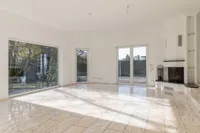 Wohnzimmer mit Kamin