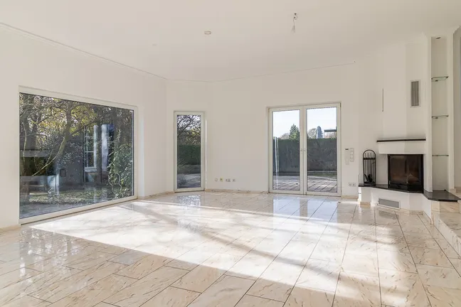 Wohnzimmer mit Kamin