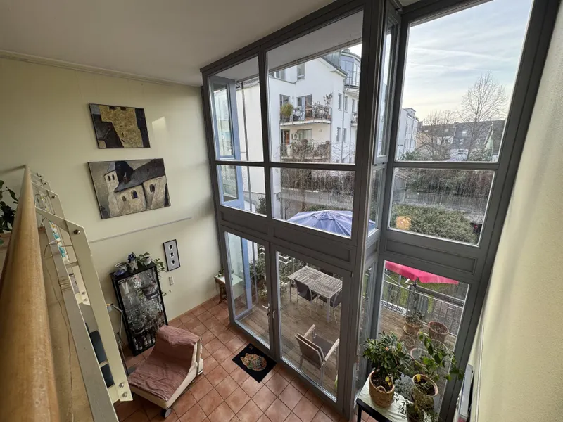 Galerie mit Blick in Wohnzimmer und Garten