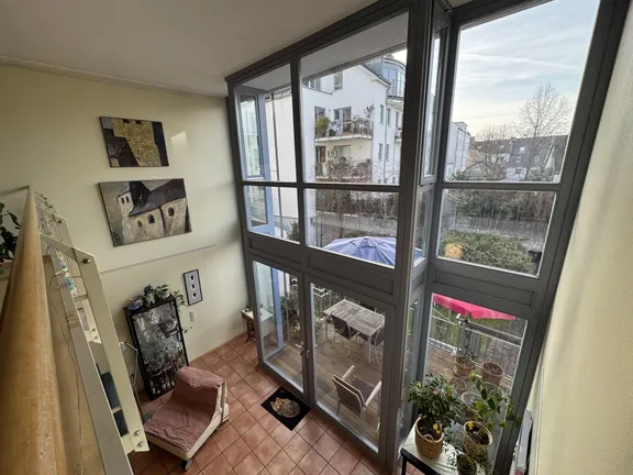 Galerie mit Blick in Wohnzimmer und Garten