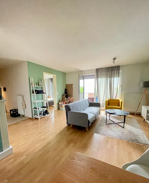 *CHARMANTES WOHNEN IN MIT EBK, LAMINAT UND SONNENBALKON*