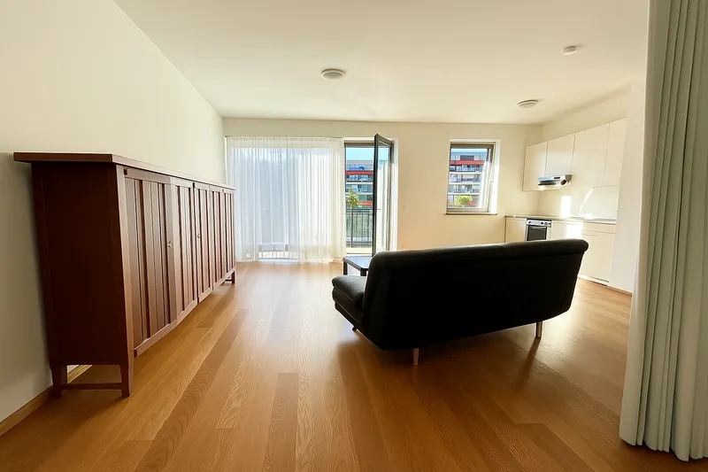 *Wohnen direkt am Fluß mit Parkett – EBK – Balkon und Garage*