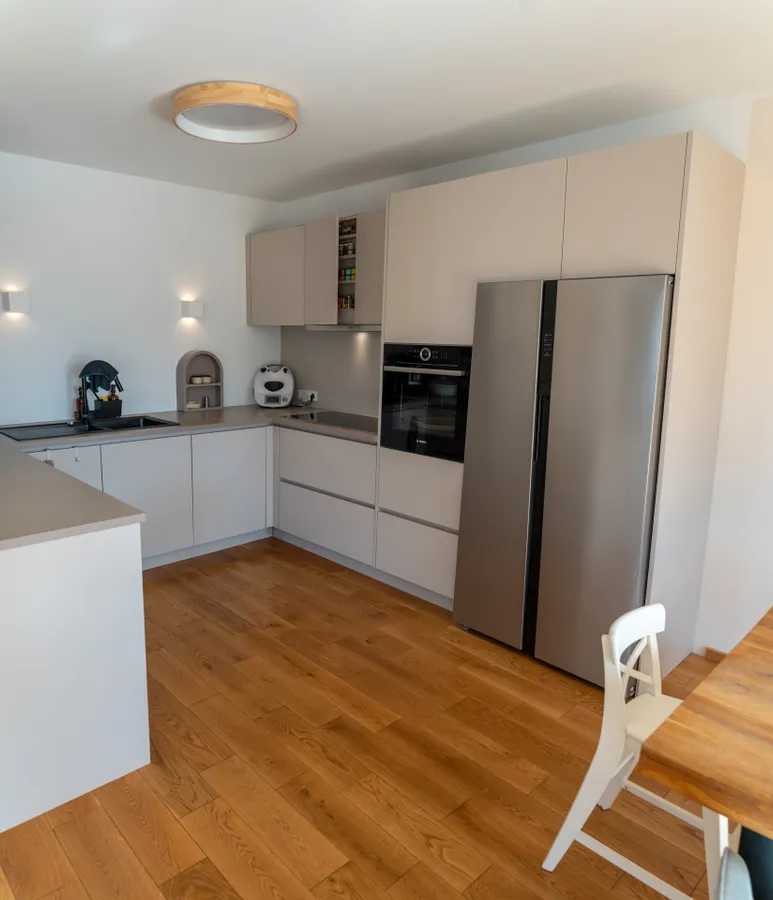 Küche mit Einbauküche
