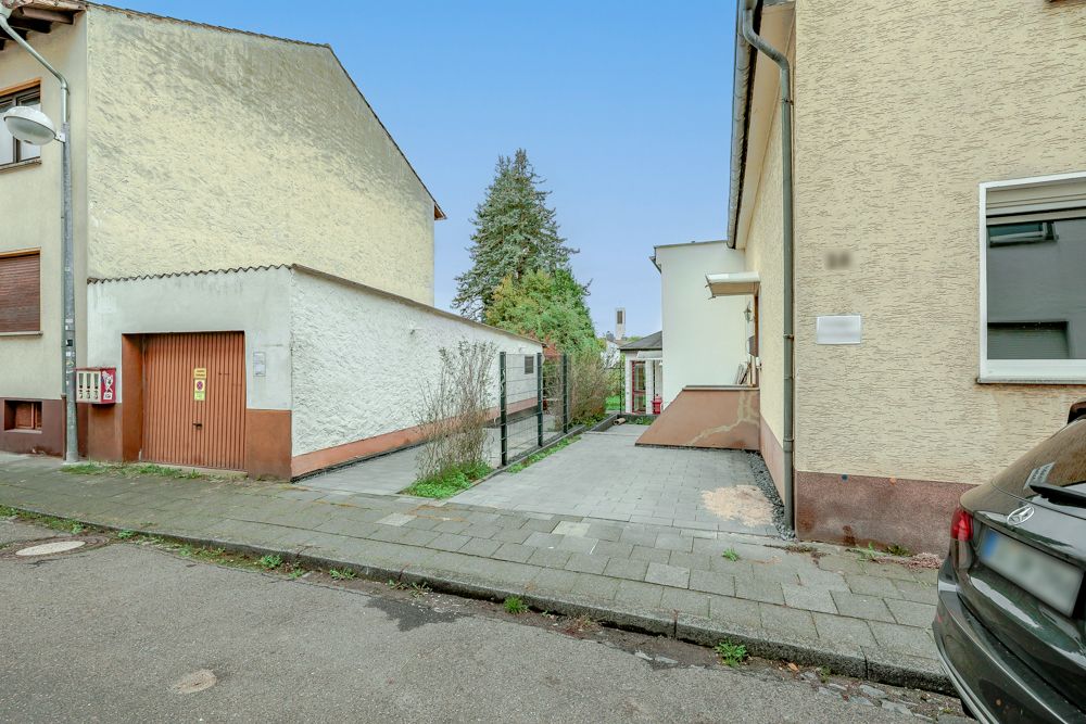 Garage mit angrenzendem Abstellraum