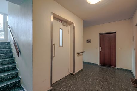 Treppenhaus/Aufzug