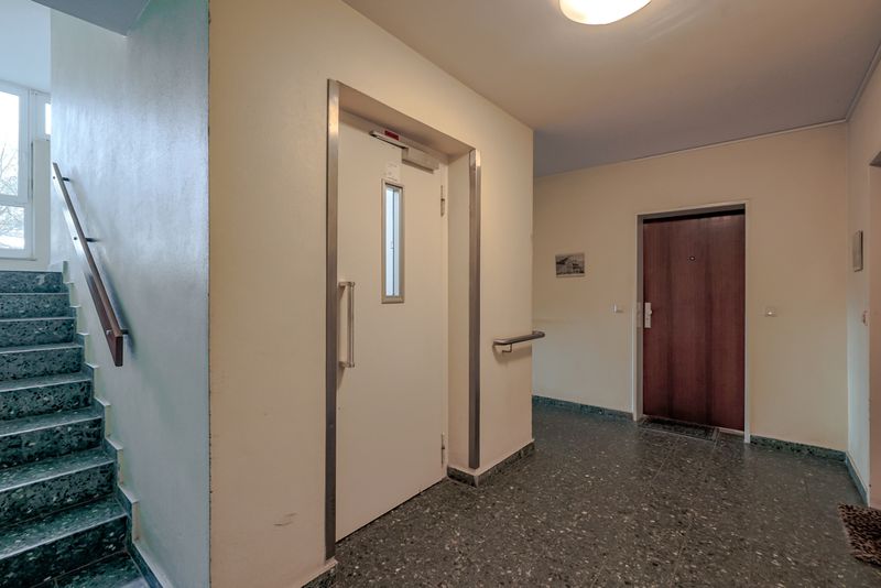 Treppenhaus/Aufzug