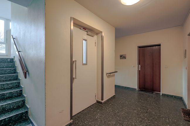 Treppenhaus/Aufzug