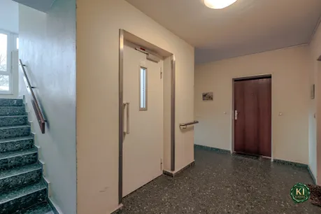 Treppenhaus/Aufzug