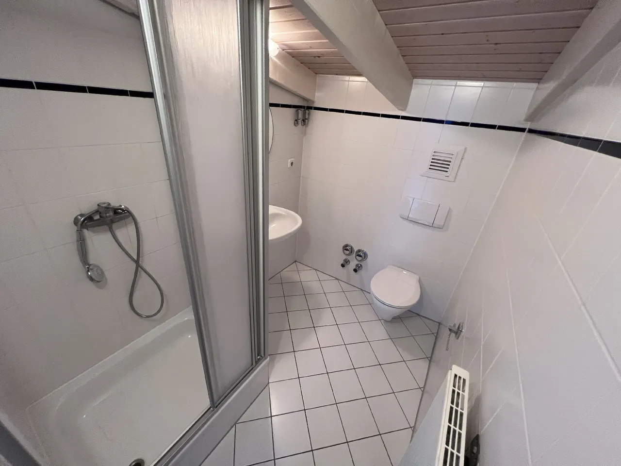 2-Zimmer-Dachgeschoss-Wohnung mit hohen Decken in Oberpleis - Foto 4