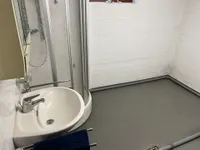 Hauswirtschaftsraum mit Dusche
