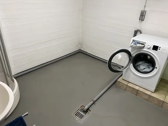 Hauswirtschaftsraum mit Dusche
