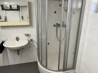 Hauswirtschaftsraum mit Dusche