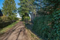 Weg direkt neben dem Grundstück