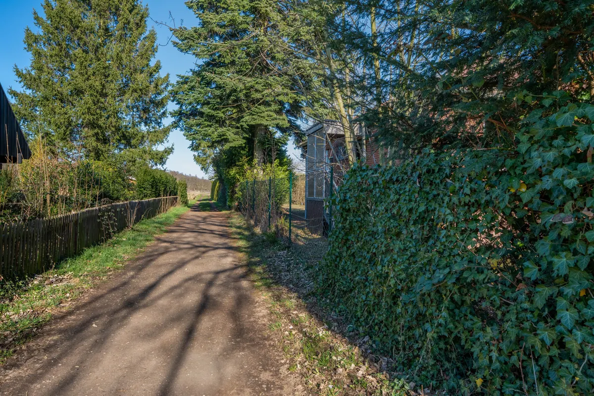 Weg direkt neben dem Grundstück