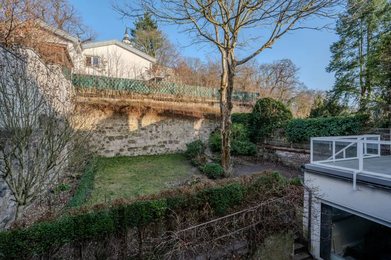 Direkt im Zentrum: 4-Zimmer-Wohnung mit großzügiger Terrasse und viel Wohnfläche