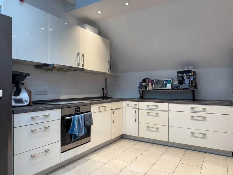 4-Zimmer-Wohnung mit Loggia und Garage – zentrale Lage !