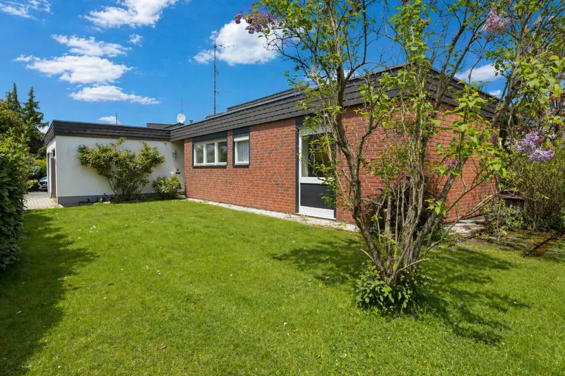 Wohnen auf einer Ebene: Lichtdurchfluteter Bungalow mit Charme und Potenzial