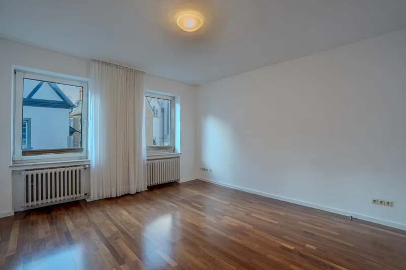 Direkt im Zentrum: 4-Zimmer-Wohnung mit großzügiger Terrasse und viel Wohnfläche - Photo 2