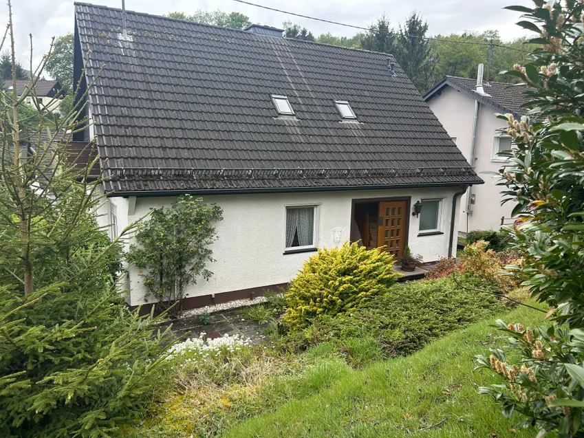 vom Garten auf das Haus geblickt