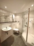 Modernes Duschbad